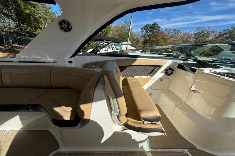 Slide: The Image of Sea Ray SLX 350 2019 - 25