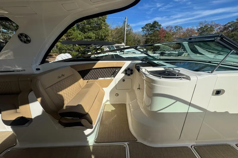 Slide: The Image of Sea Ray SLX 350 2019 - 27