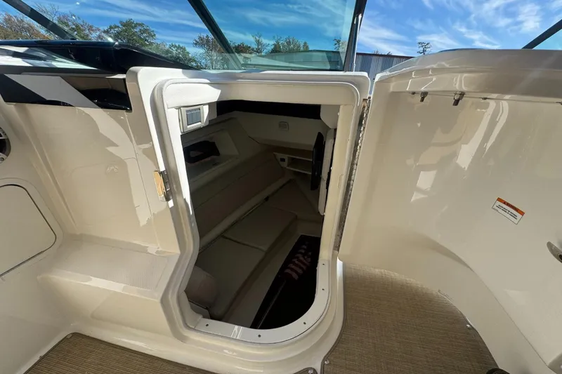 Slide: The Image of Sea Ray SLX 350 2019 - 29