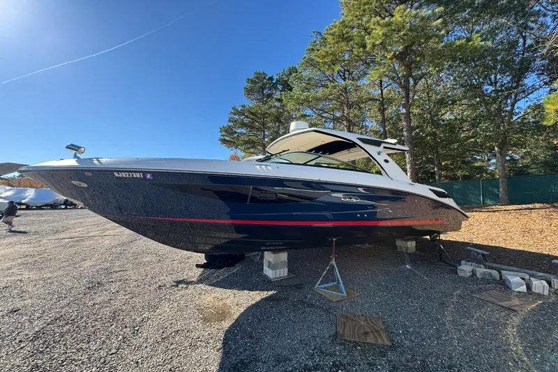 Slide: The Image of Sea Ray SLX 350 2019 - 3