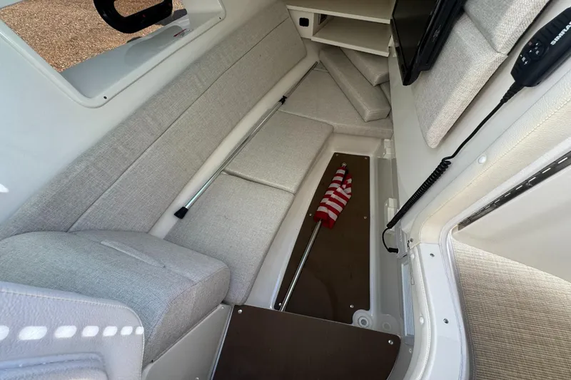 Slide: The Image of Sea Ray SLX 350 2019 - 30