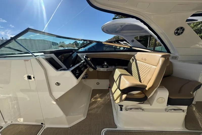 Slide: The Image of Sea Ray SLX 350 2019 - 32