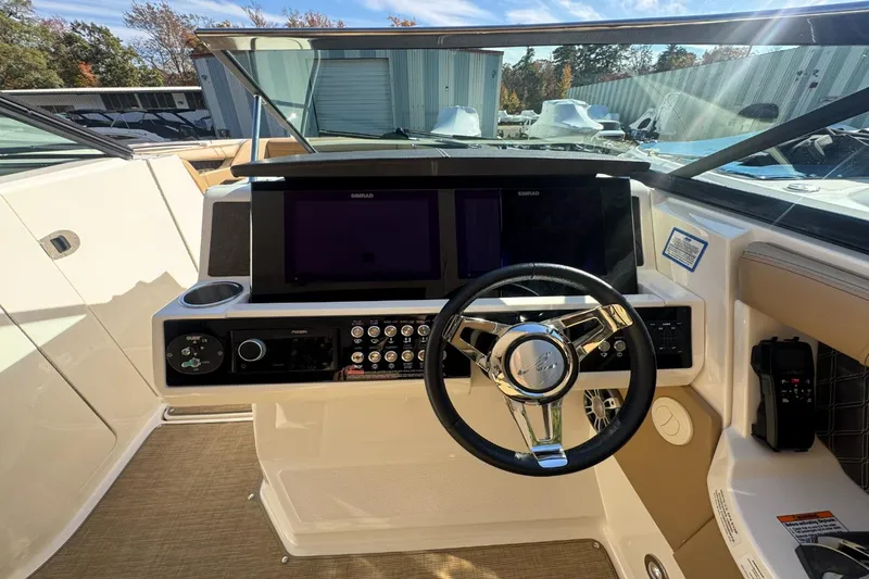 Slide: The Image of Sea Ray SLX 350 2019 - 36