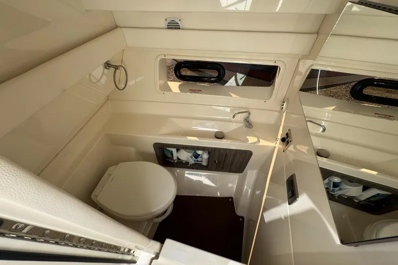 Slide: The Image of Sea Ray SLX 350 2019 - 39