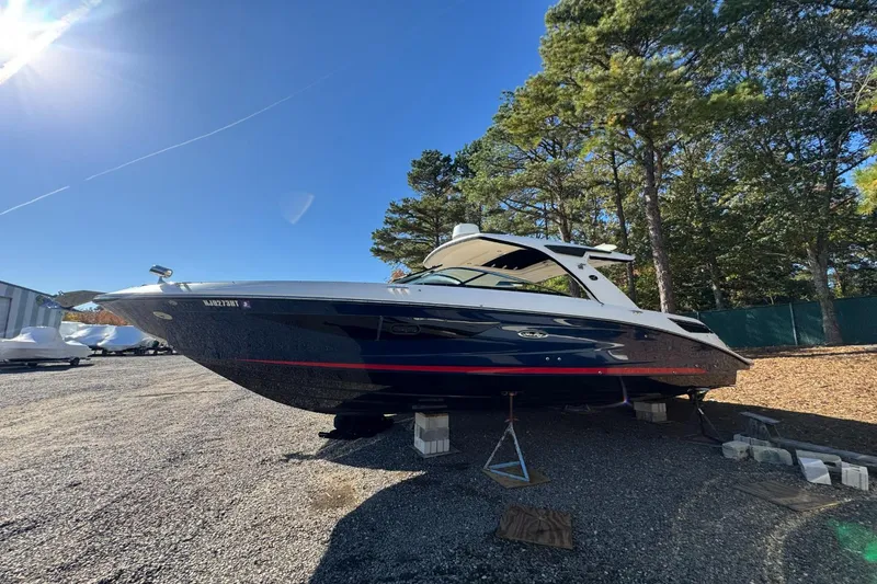 Slide: The Image of Sea Ray SLX 350 2019 - 4