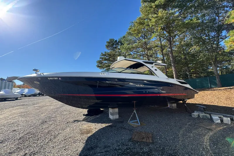 Slide: The Image of Sea Ray SLX 350 2019 - 5