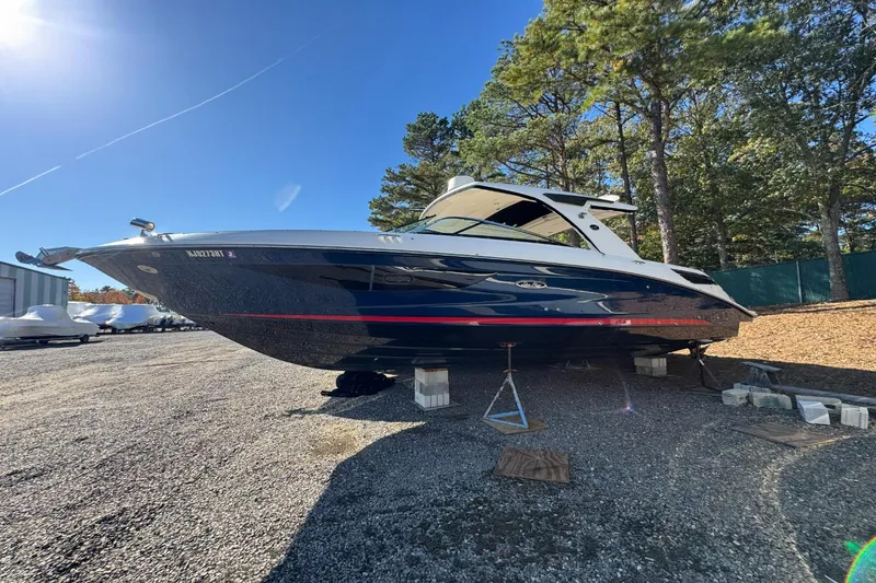 Slide: The Image of Sea Ray SLX 350 2019 - 6