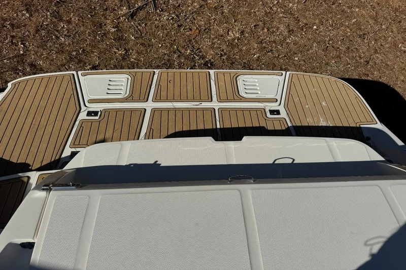 Slide: The Image of Sea Ray SLX 350 2019 - 7