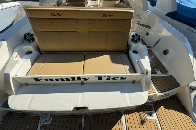 Slide: The Image of Sea Ray SLX 350 2019 - 8