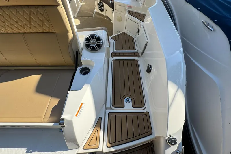 Slide: The Image of Sea Ray SLX 350 2019 - 9