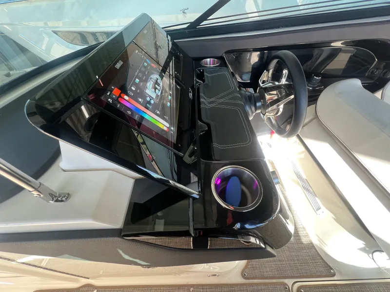 Slide: The Image of Sea Ray 280 SLX OB 2024 - 23