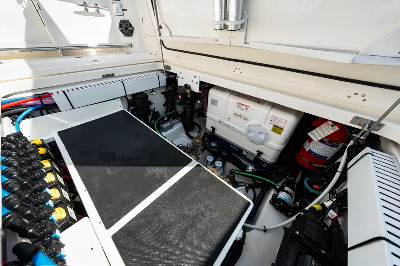 Slide: The Image of Boston Whaler 380 Outrage 2026 - 53