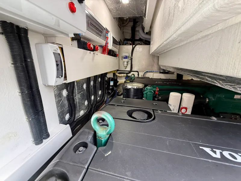 Slide: The Image of Galeon 425 HTS 2024 - 20