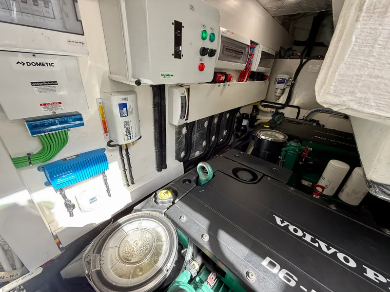 Slide: The Image of Galeon 425 HTS 2024 - 23