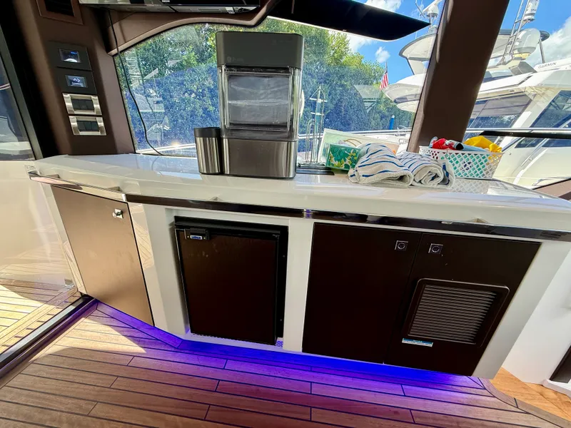 Slide: The Image of Galeon 425 HTS 2024 - 27