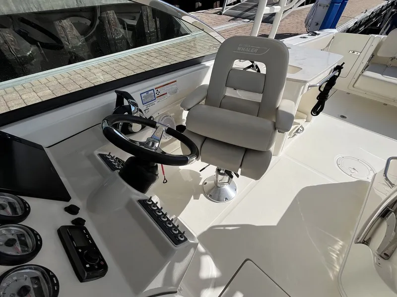 Slide: The Image of Boston Whaler 270 VANTAGE 2019 - 14