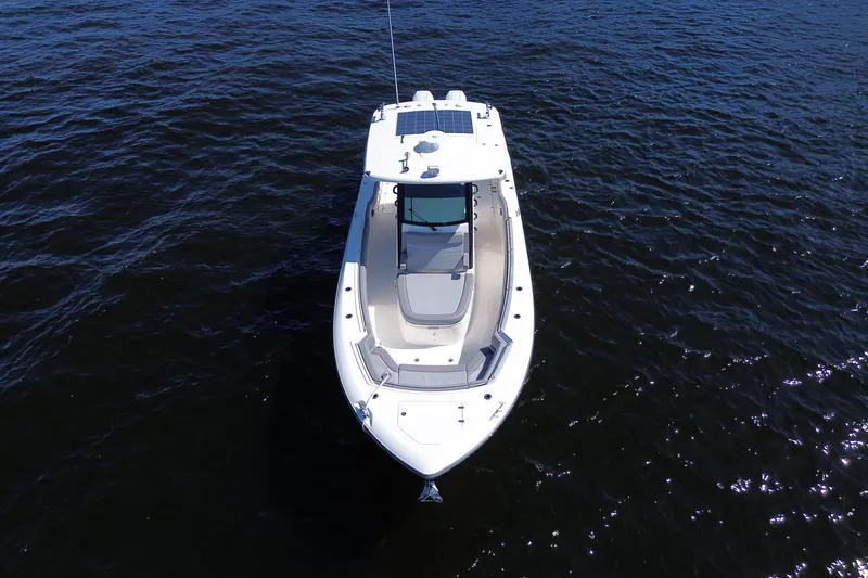 Slide: The Image of Boston Whaler 330 OUTRAGE 2024 - 16