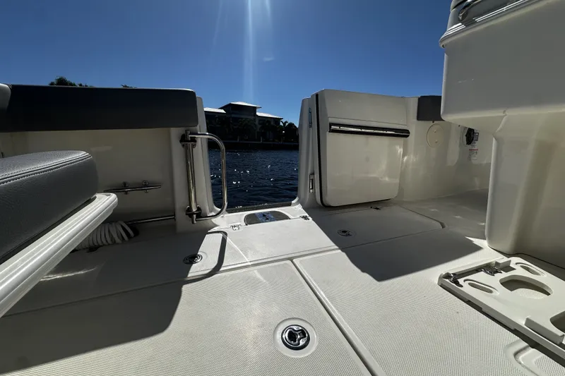 Slide: The Image of Boston Whaler 330 OUTRAGE 2024 - 24