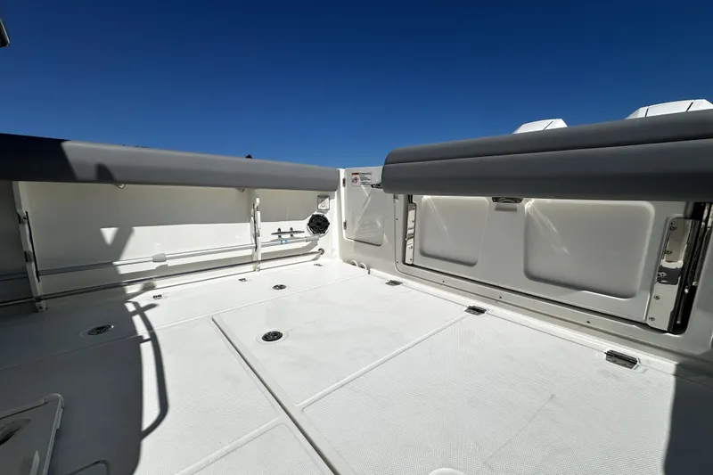 Slide: The Image of Boston Whaler 330 OUTRAGE 2024 - 26