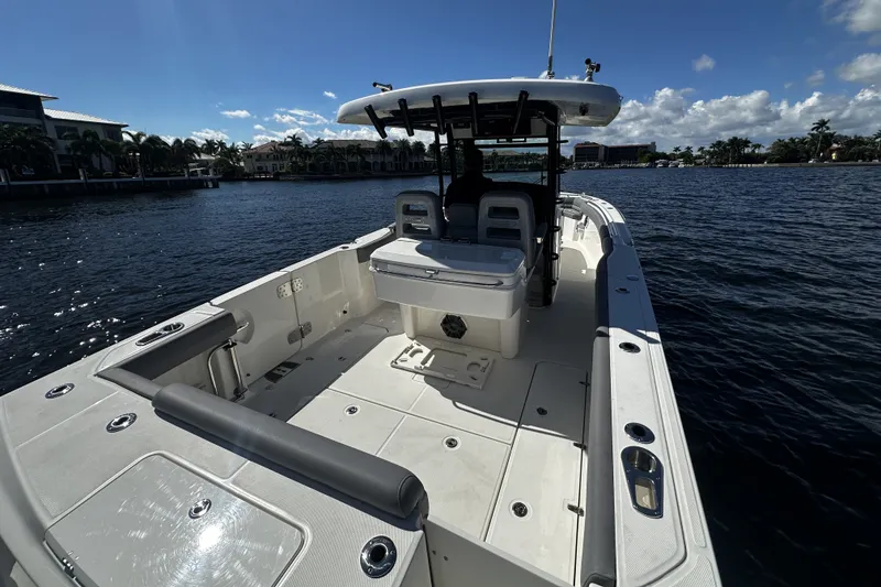 Slide: The Image of Boston Whaler 330 OUTRAGE 2024 - 28