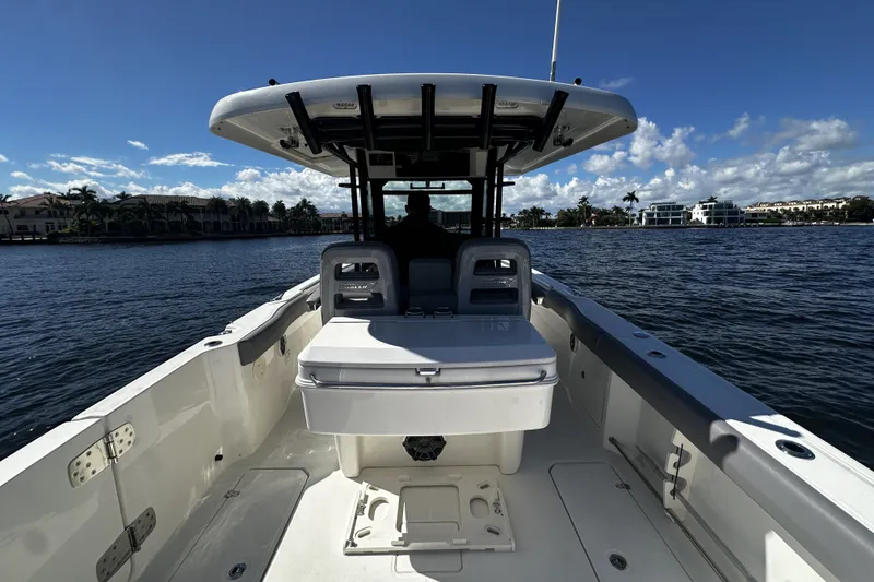 Slide: The Image of Boston Whaler 330 OUTRAGE 2024 - 29