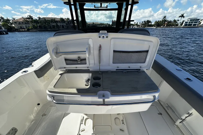 Slide: The Image of Boston Whaler 330 OUTRAGE 2024 - 33