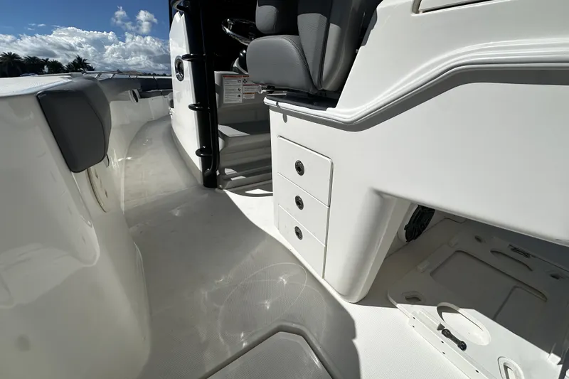 Slide: The Image of Boston Whaler 330 OUTRAGE 2024 - 36