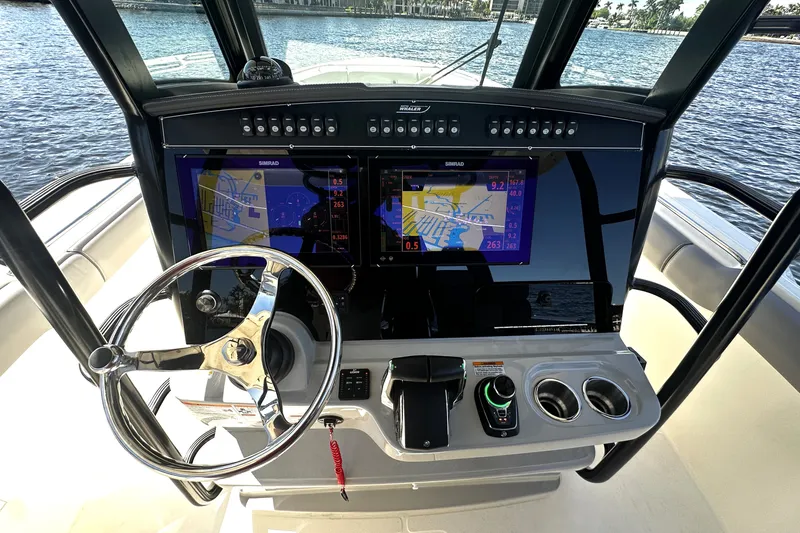 Slide: The Image of Boston Whaler 330 OUTRAGE 2024 - 38