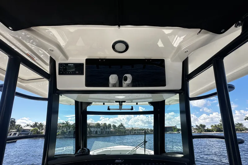 Slide: The Image of Boston Whaler 330 OUTRAGE 2024 - 39