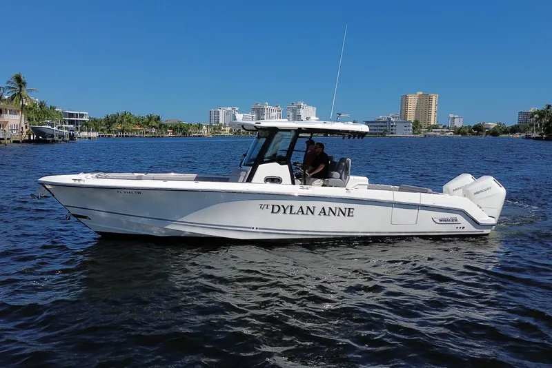 Slide: The Image of Boston Whaler 330 OUTRAGE 2024 - 4