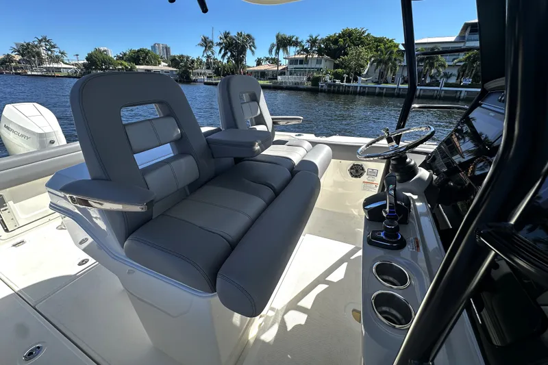 Slide: The Image of Boston Whaler 330 OUTRAGE 2024 - 41