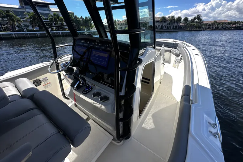 Slide: The Image of Boston Whaler 330 OUTRAGE 2024 - 42
