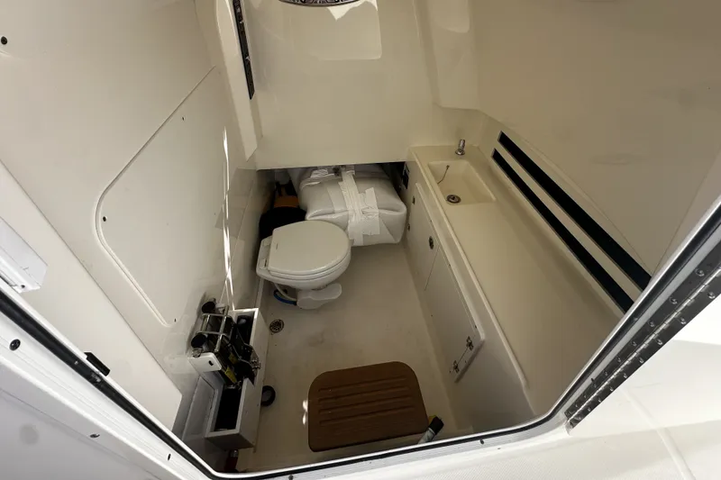 Slide: The Image of Boston Whaler 330 OUTRAGE 2024 - 43