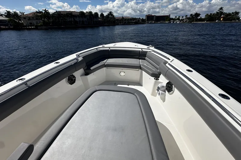 Slide: The Image of Boston Whaler 330 OUTRAGE 2024 - 46