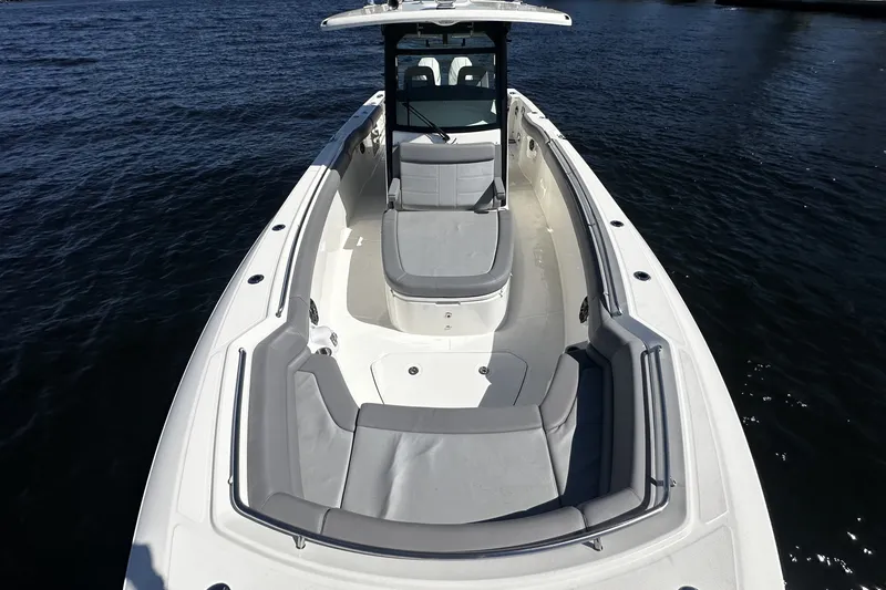 Slide: The Image of Boston Whaler 330 OUTRAGE 2024 - 48