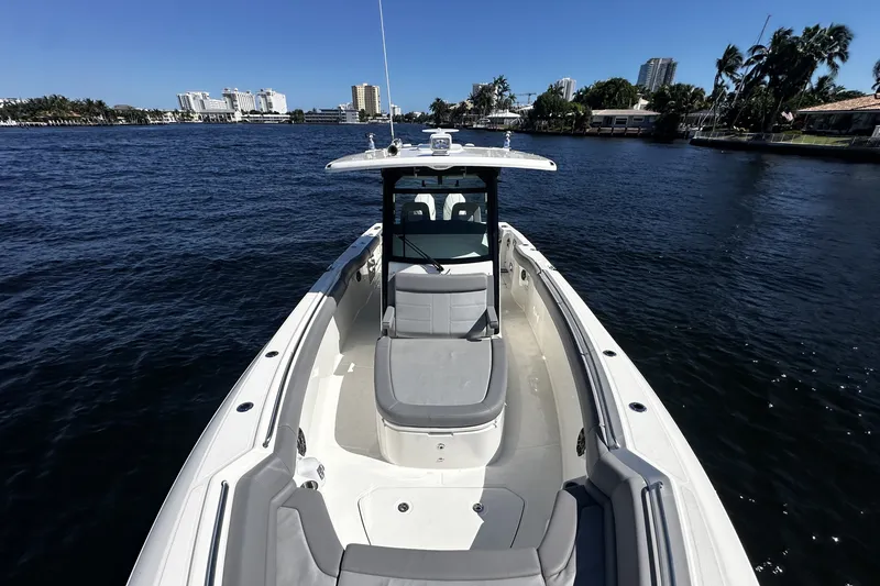 Slide: The Image of Boston Whaler 330 OUTRAGE 2024 - 49