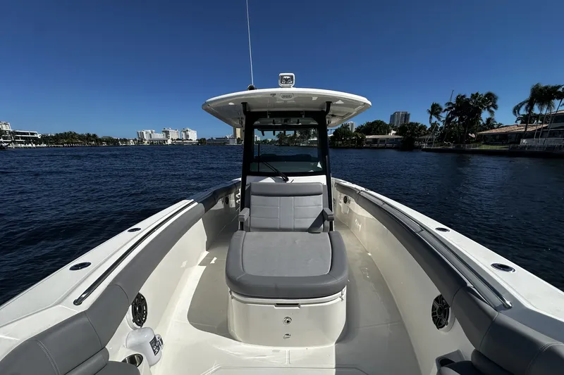 Slide: The Image of Boston Whaler 330 OUTRAGE 2024 - 50