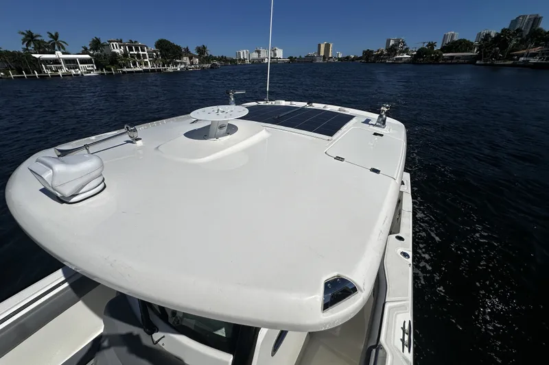 Slide: The Image of Boston Whaler 330 OUTRAGE 2024 - 53