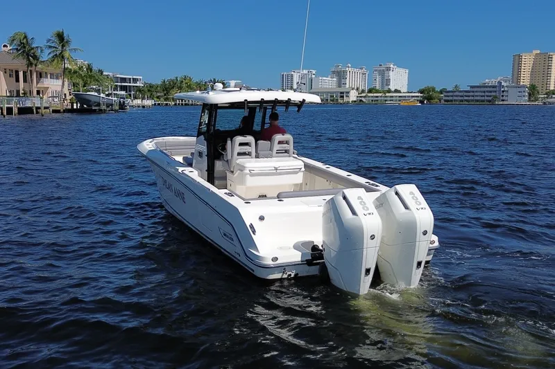 Slide: The Image of Boston Whaler 330 OUTRAGE 2024 - 8
