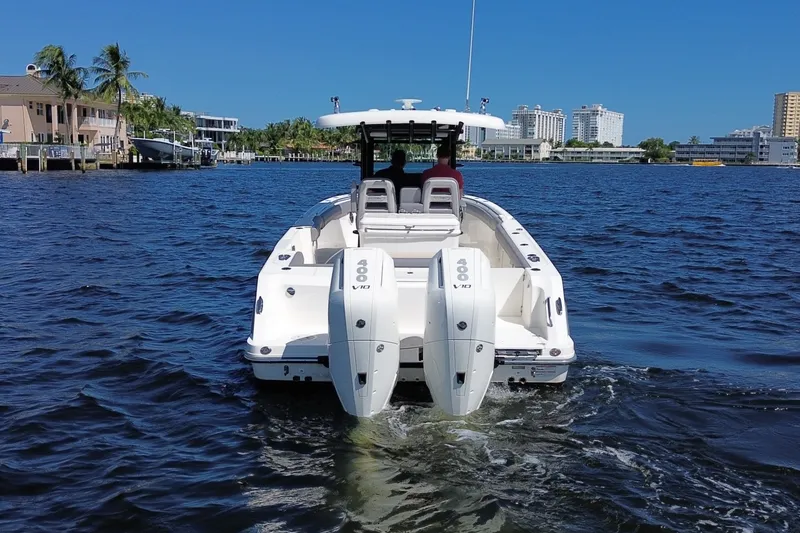 Slide: The Image of Boston Whaler 330 OUTRAGE 2024 - 9