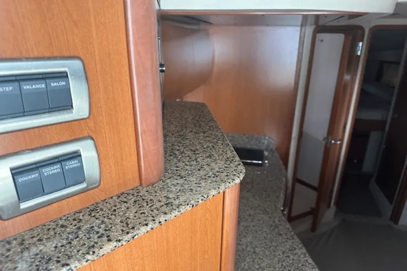 Slide: The Image of Sea Ray 38 Sundancer 2006 - 10