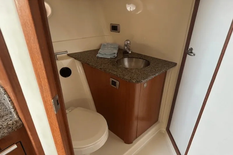 Slide: The Image of Sea Ray 38 Sundancer 2006 - 17