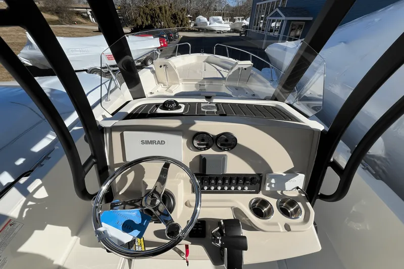 Slide: The Image of Boston Whaler 250 Dauntless 2025 - 12