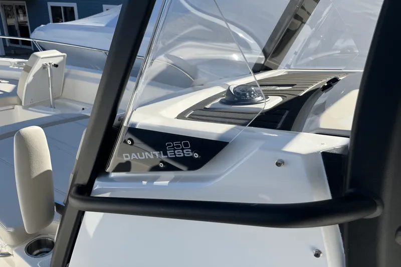 Slide: The Image of Boston Whaler 250 Dauntless 2025 - 13
