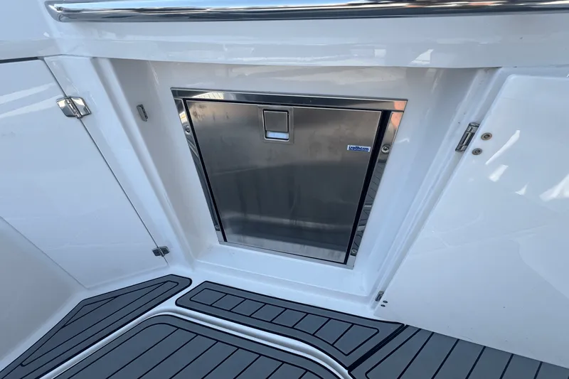 Slide: The Image of Monterey 335 SPORT YACHT 2021 - 14