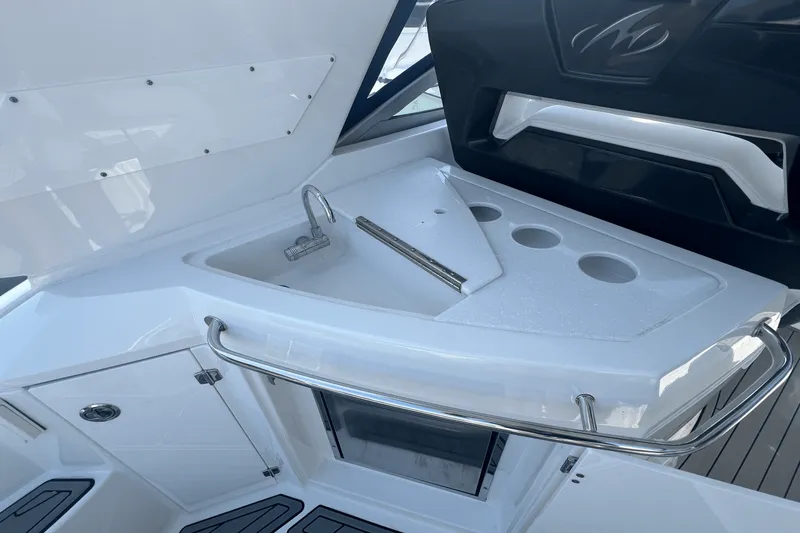 Slide: The Image of Monterey 335 SPORT YACHT 2021 - 15