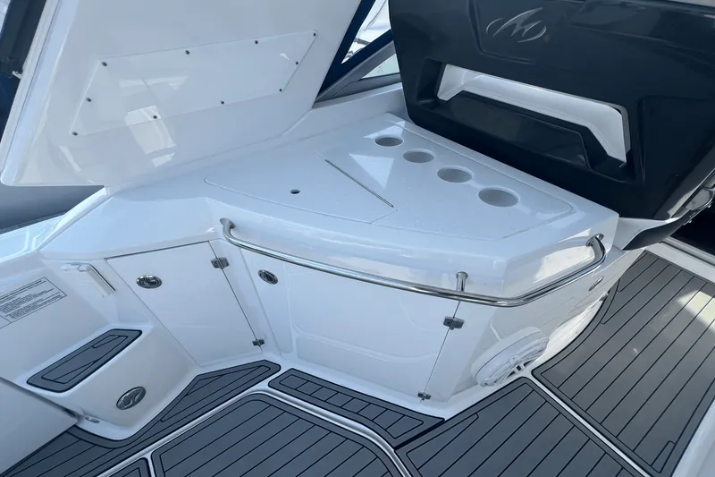 Slide: The Image of Monterey 335 SPORT YACHT 2021 - 16