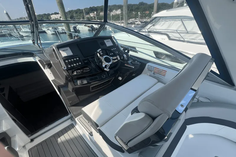 Slide: The Image of Monterey 335 SPORT YACHT 2021 - 19