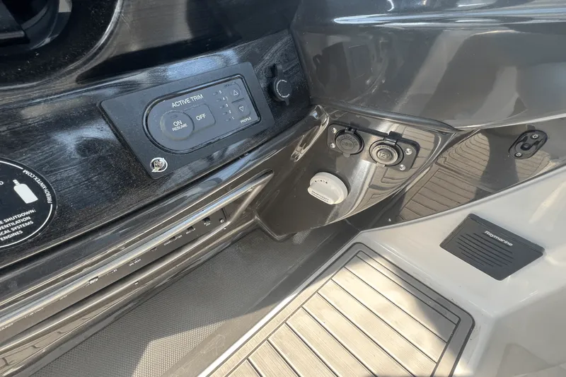 Slide: The Image of Monterey 335 SPORT YACHT 2021 - 22