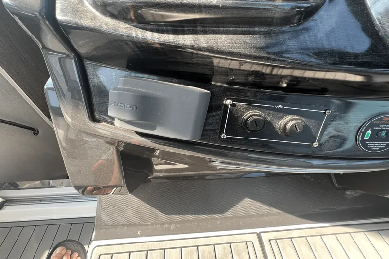 Slide: The Image of Monterey 335 SPORT YACHT 2021 - 23